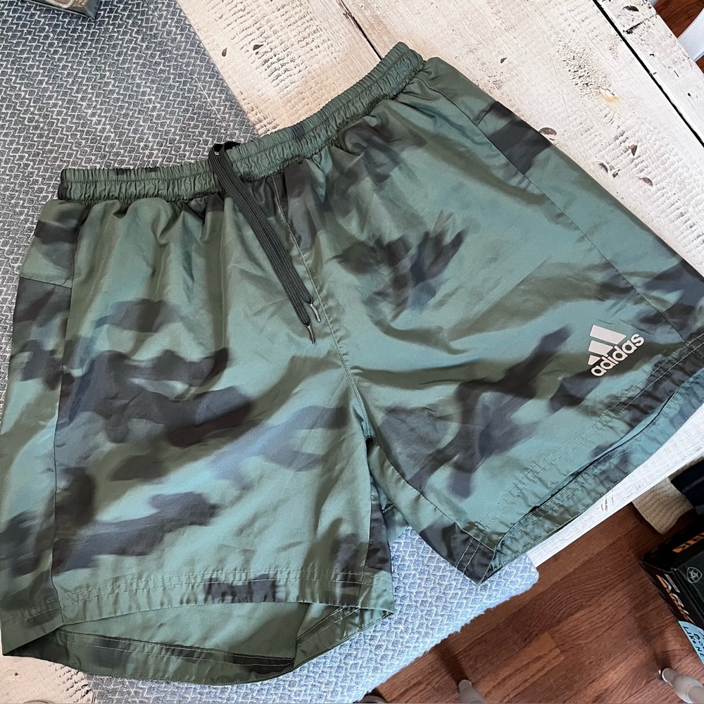 Adidas Women’s army/camo climalite shorts  sz medium euc